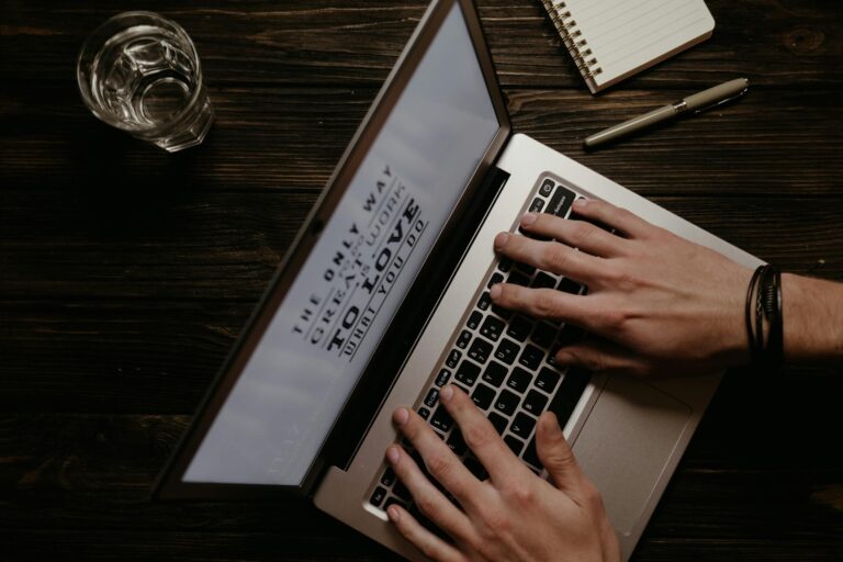 KB Marketing - marketing internetowy laptop