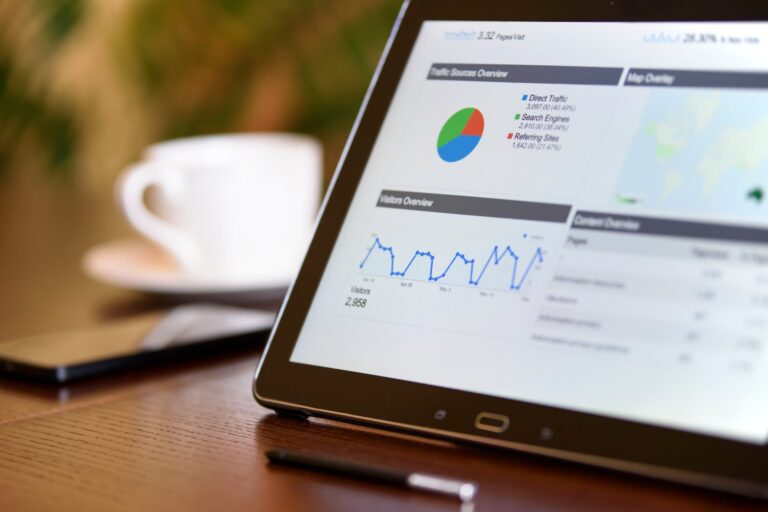 Najlepsze narzedzia do Pozycjonowanie stron - przeglad 2026 - Narzedzia marketingowe - laptop z dashboardami
